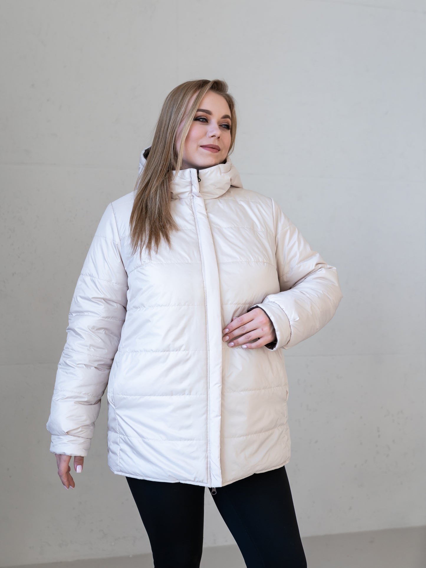 Wendbare Damenjacke mit Kapuze und bequemer Passform