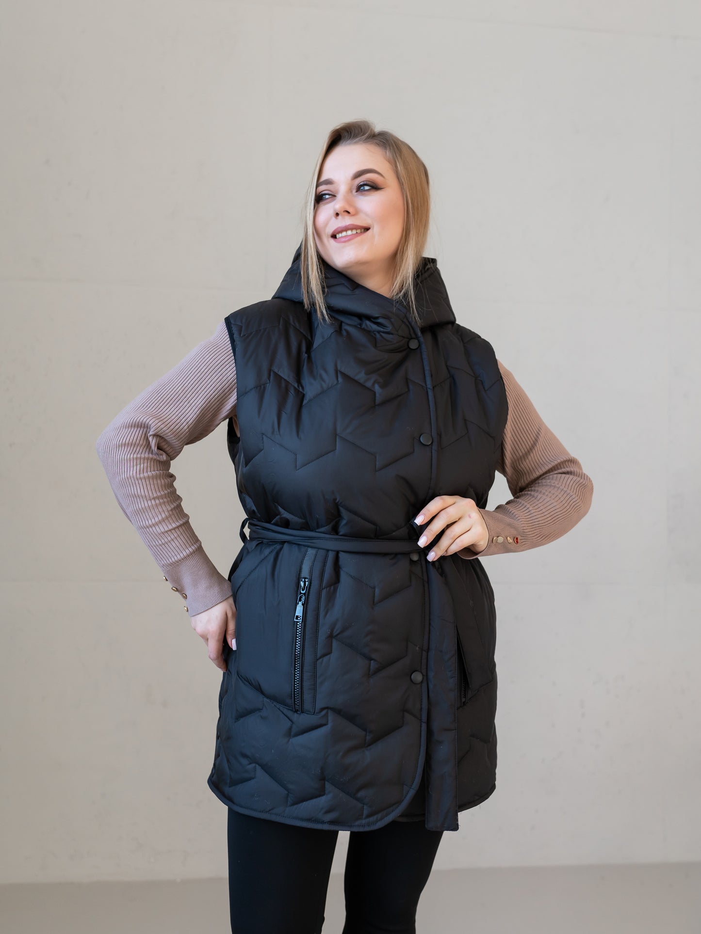 Moderne Damenweste mit Kapuze und femininer Silhouette.