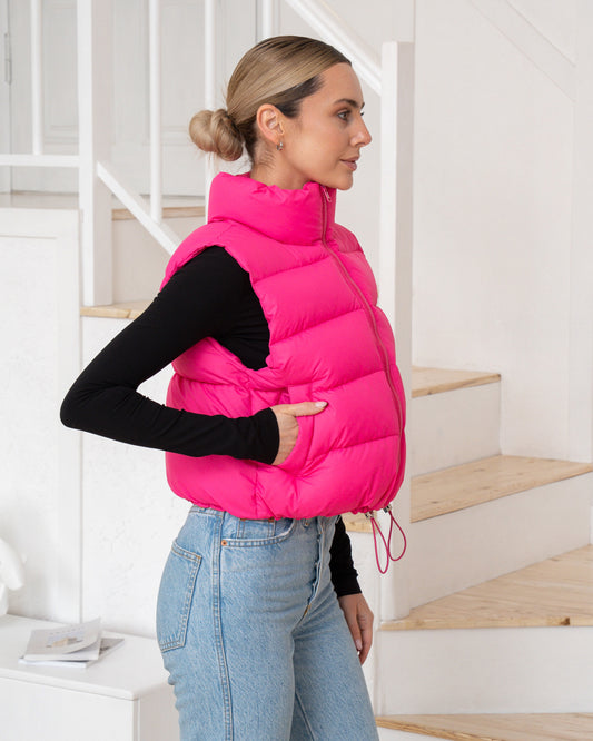 Moderne Damenweste mit markantem Kragen und bequemer Passform.