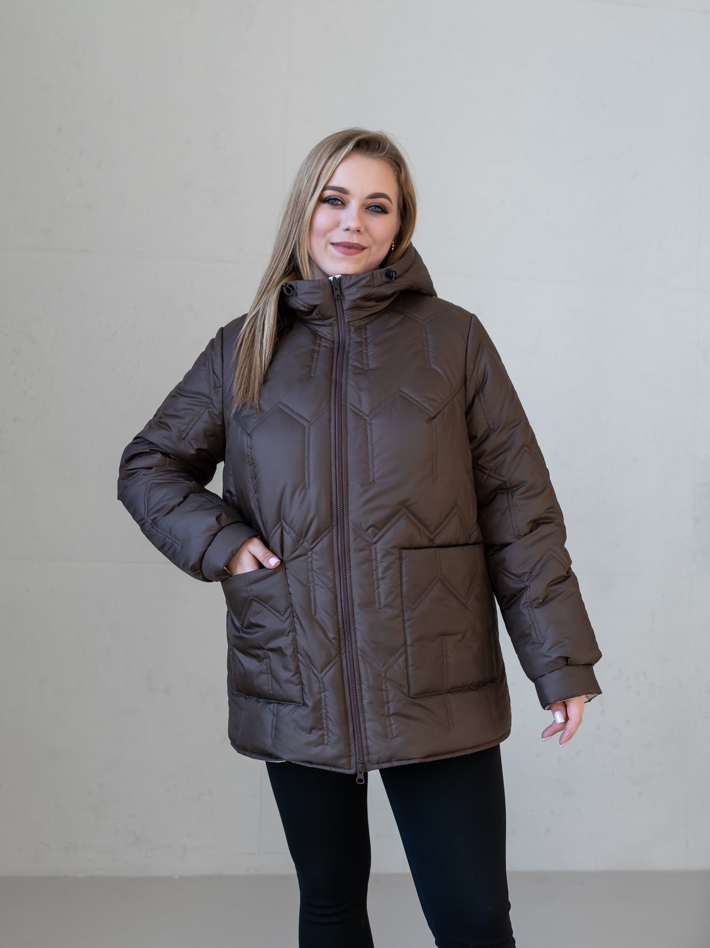 Wendbare Damenjacke mit Kapuze und bequemer Passform