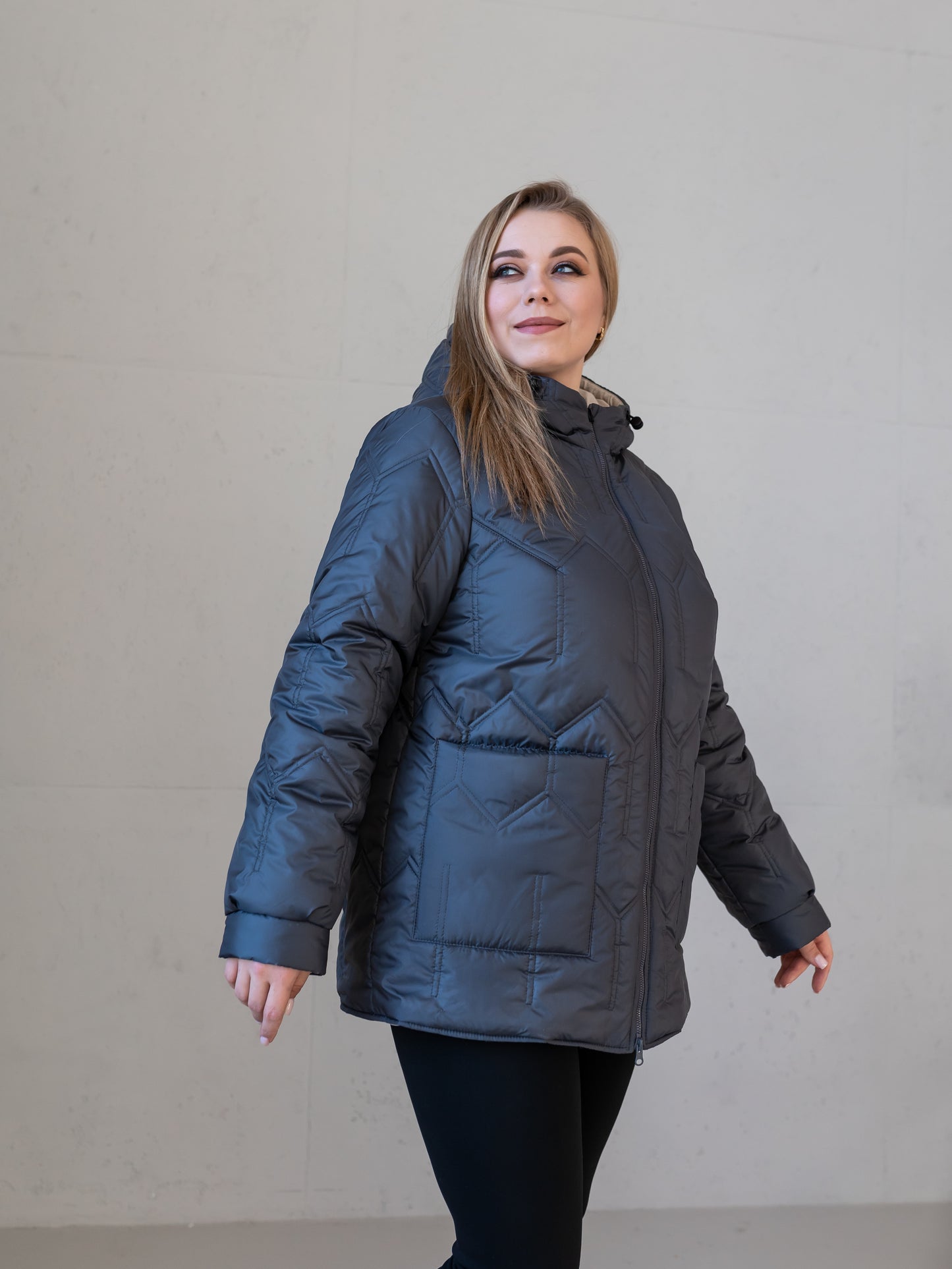 Wendbare Damenjacke mit Kapuze und bequemer Passform