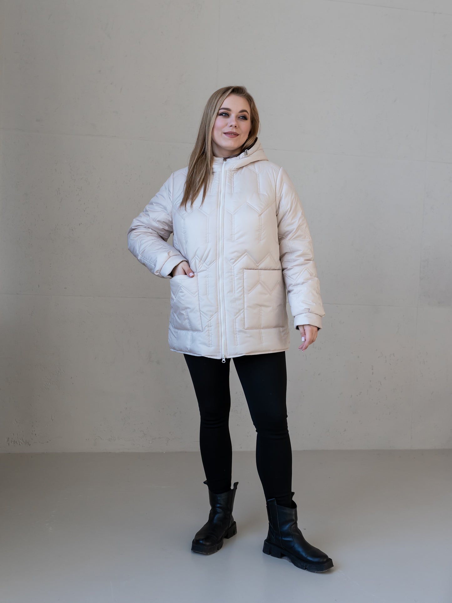 Wendbare Damenjacke mit Kapuze und bequemer Passform