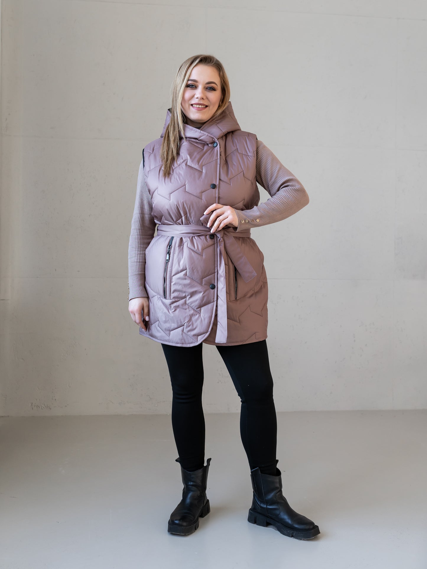 Moderne Damenweste mit Kapuze und femininer Silhouette.
