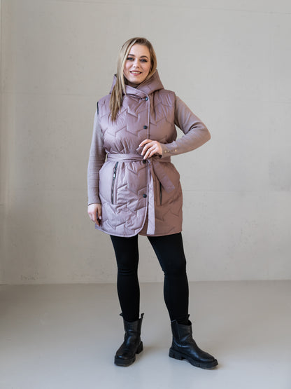 Moderne Damenweste mit Kapuze und femininer Silhouette.
