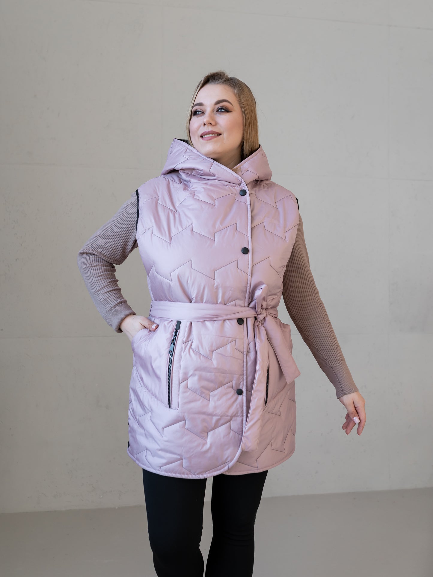 Moderne Damenweste mit Kapuze und femininer Silhouette.