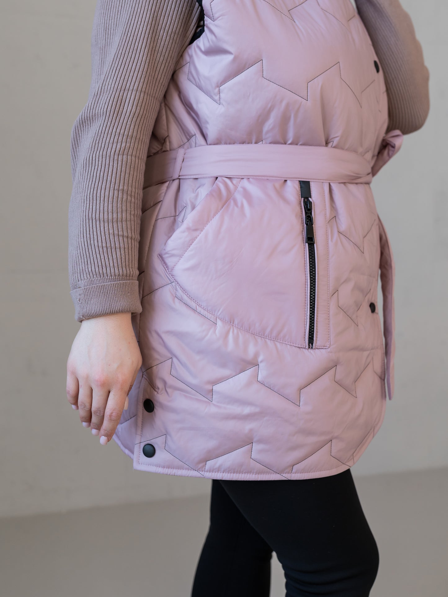 Moderne Damenweste mit Kapuze und femininer Silhouette.