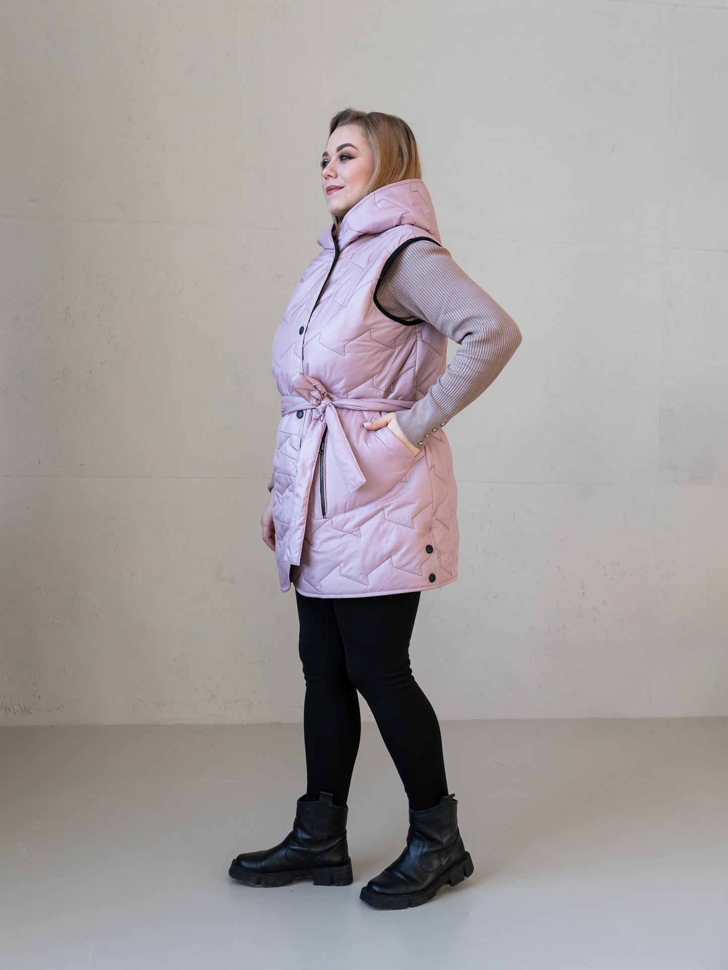 Moderne Damenweste mit Kapuze und femininer Silhouette.