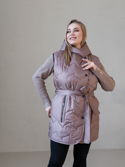 Moderne Damenweste mit Kapuze und femininer Silhouette.