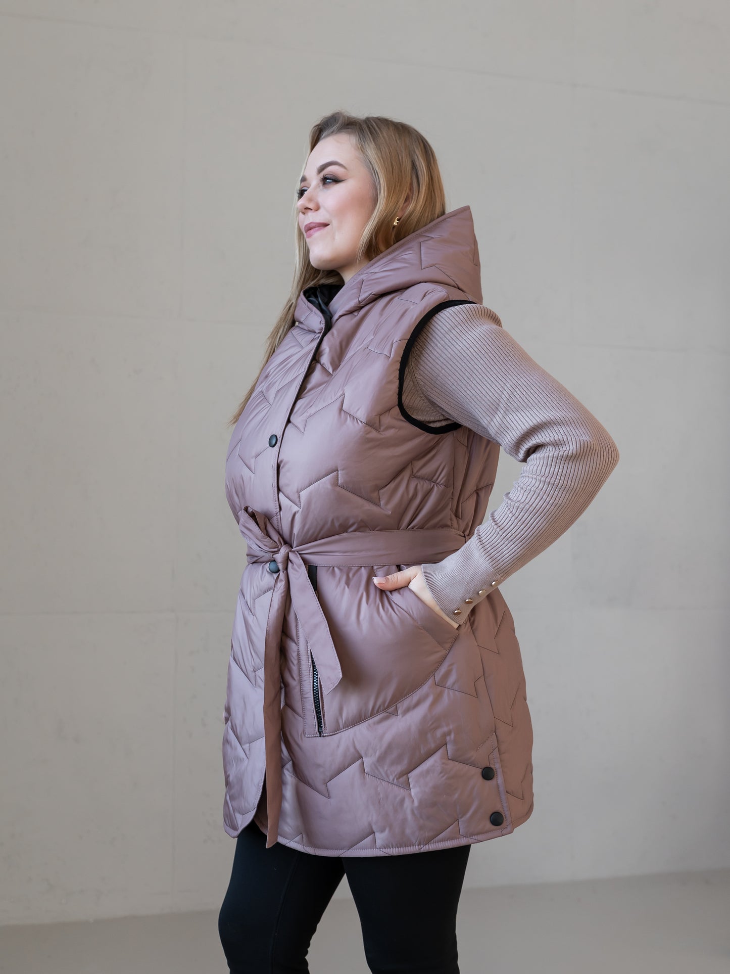 Moderne Damenweste mit Kapuze und femininer Silhouette.