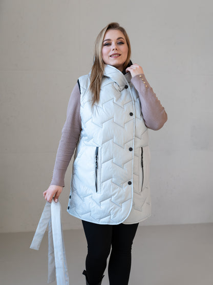Moderne Damenweste mit Kapuze und femininer Silhouette.