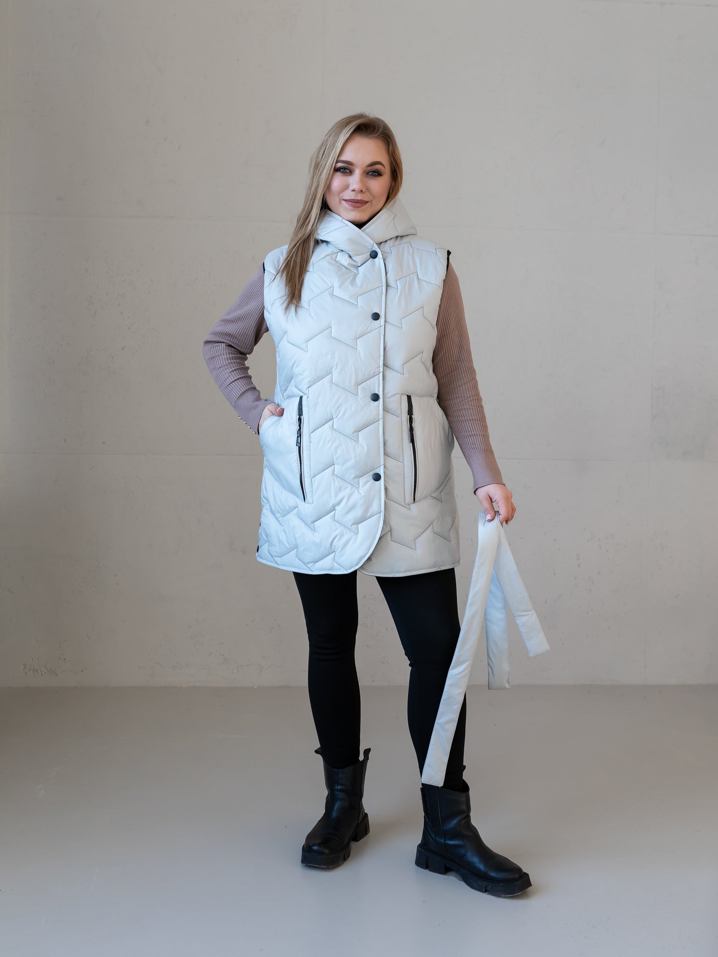 Moderne Damenweste mit Kapuze und femininer Silhouette.