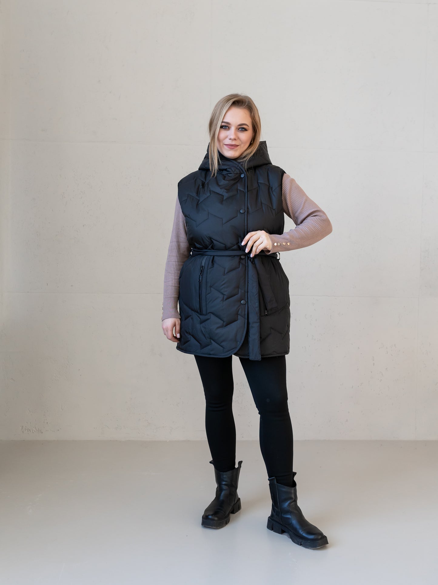 Moderne Damenweste mit Kapuze und femininer Silhouette.
