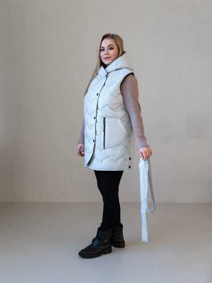 Moderne Damenweste mit Kapuze und femininer Silhouette.