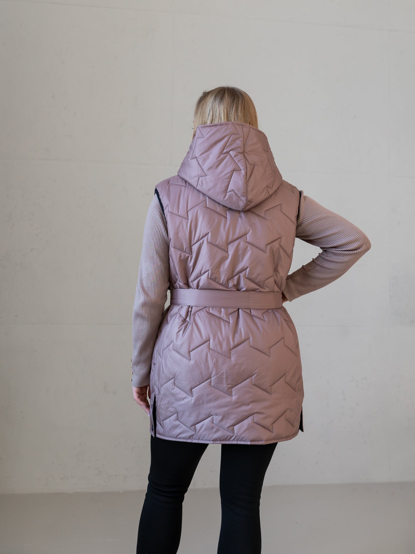 Moderne Damenweste mit Kapuze und femininer Silhouette.