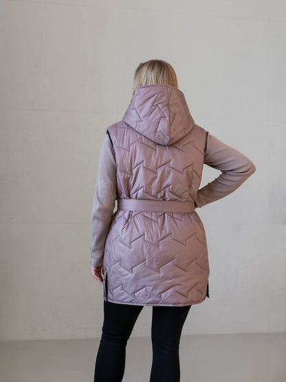 Moderne Damenweste mit Kapuze und femininer Silhouette.