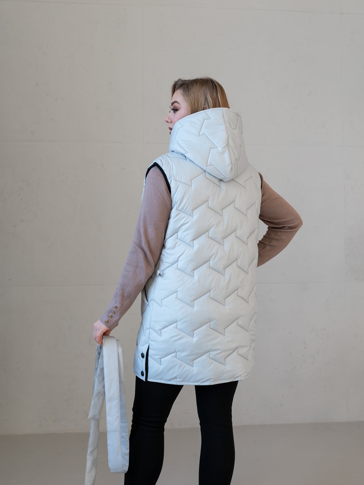 Moderne Damenweste mit Kapuze und femininer Silhouette.