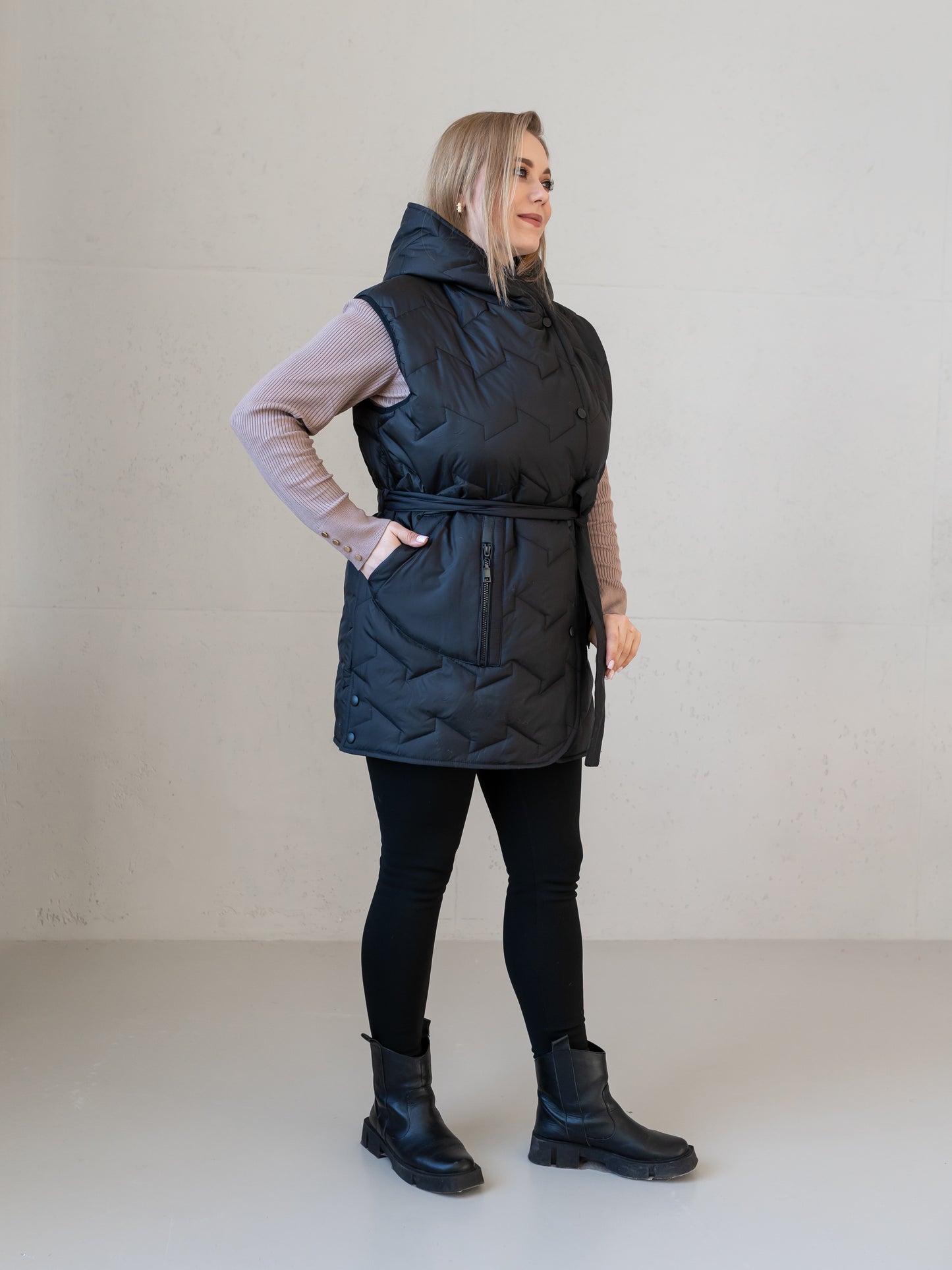 Moderne Damenweste mit Kapuze und femininer Silhouette.
