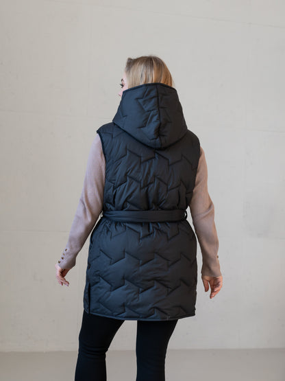 Moderne Damenweste mit Kapuze und femininer Silhouette.
