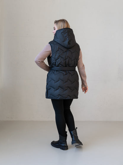 Moderne Damenweste mit Kapuze und femininer Silhouette.