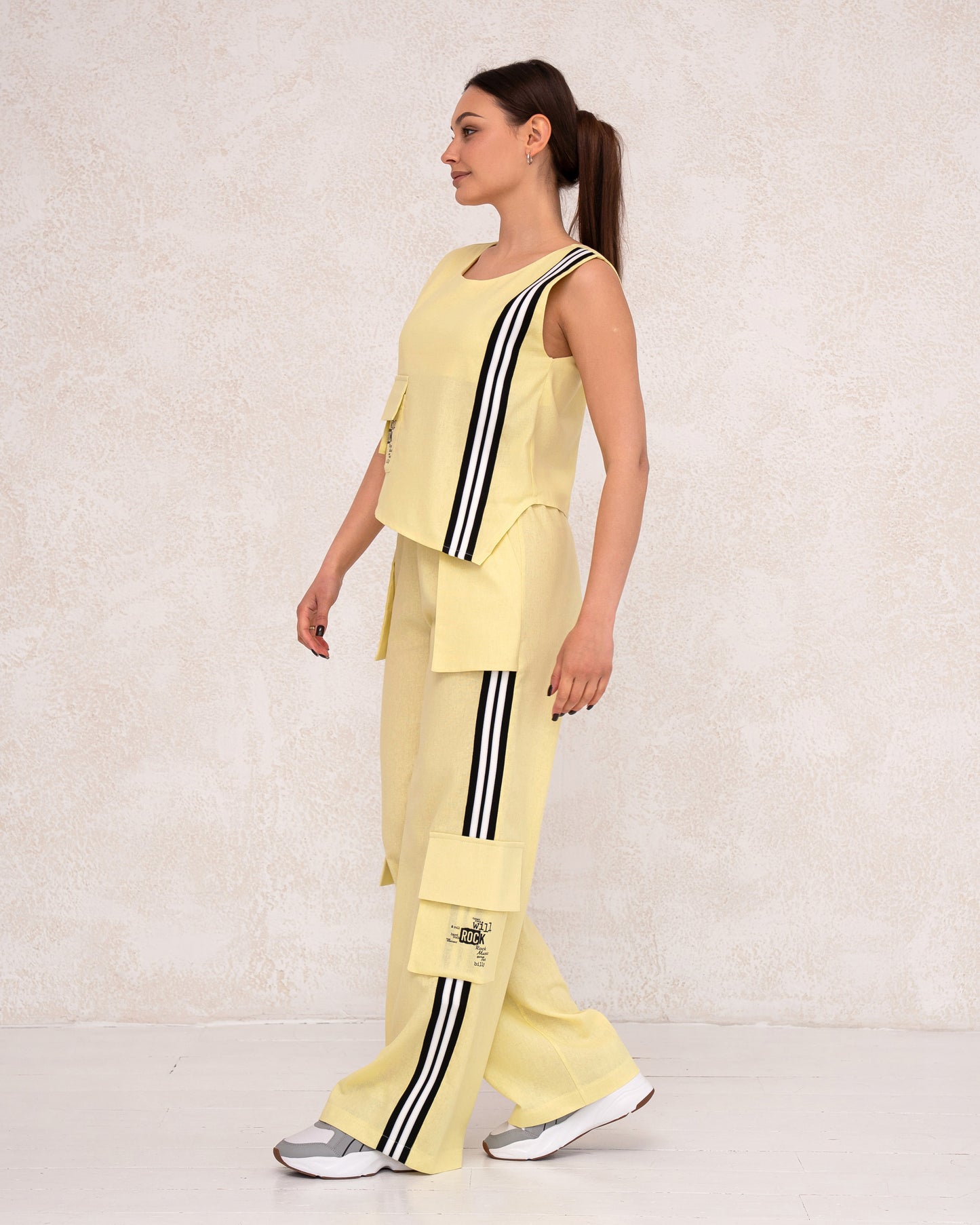Moderner Damen-Zweiteiler mit weiter Hose und ärmellosem Top