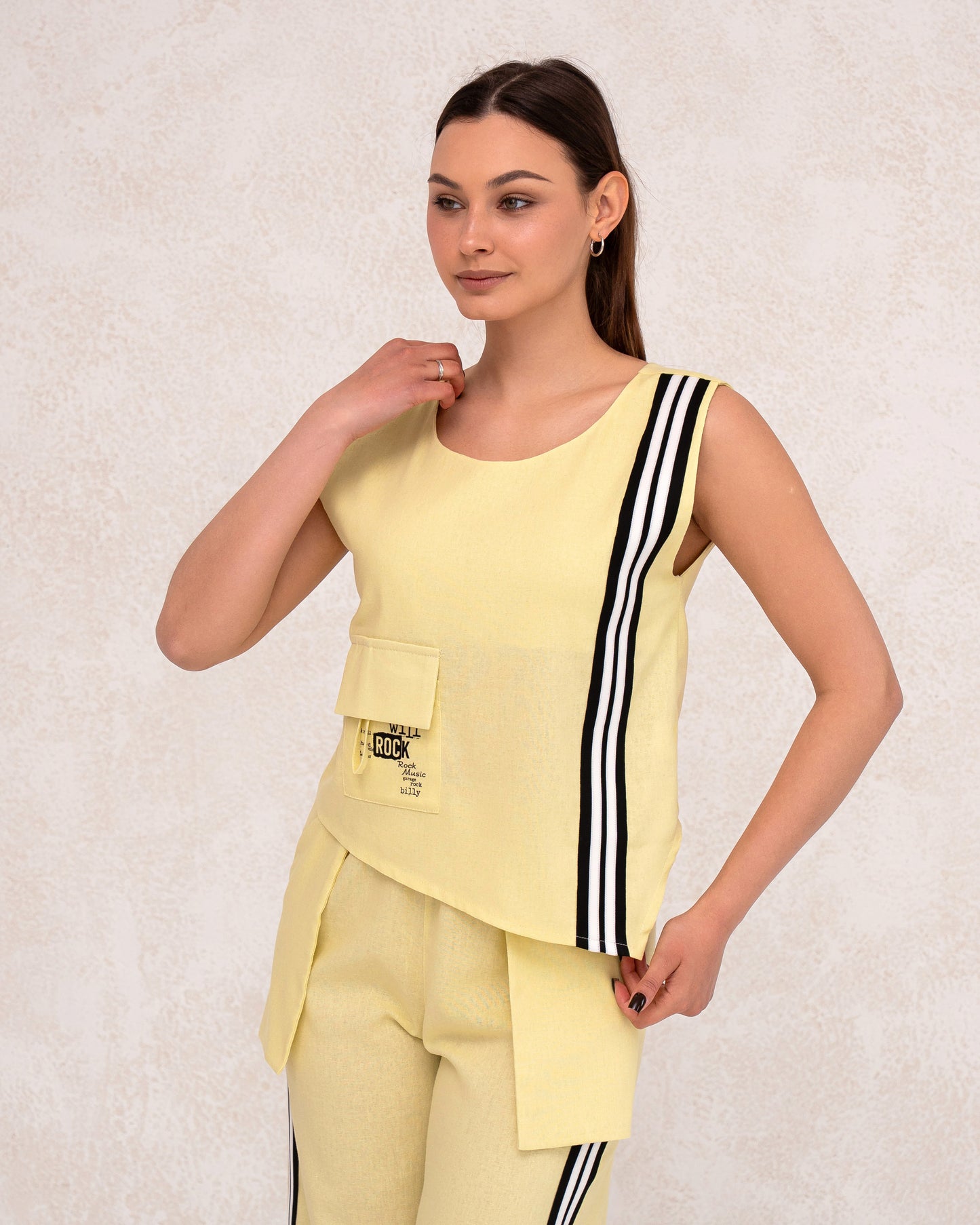 Moderner Damen-Zweiteiler mit weiter Hose und ärmellosem Top