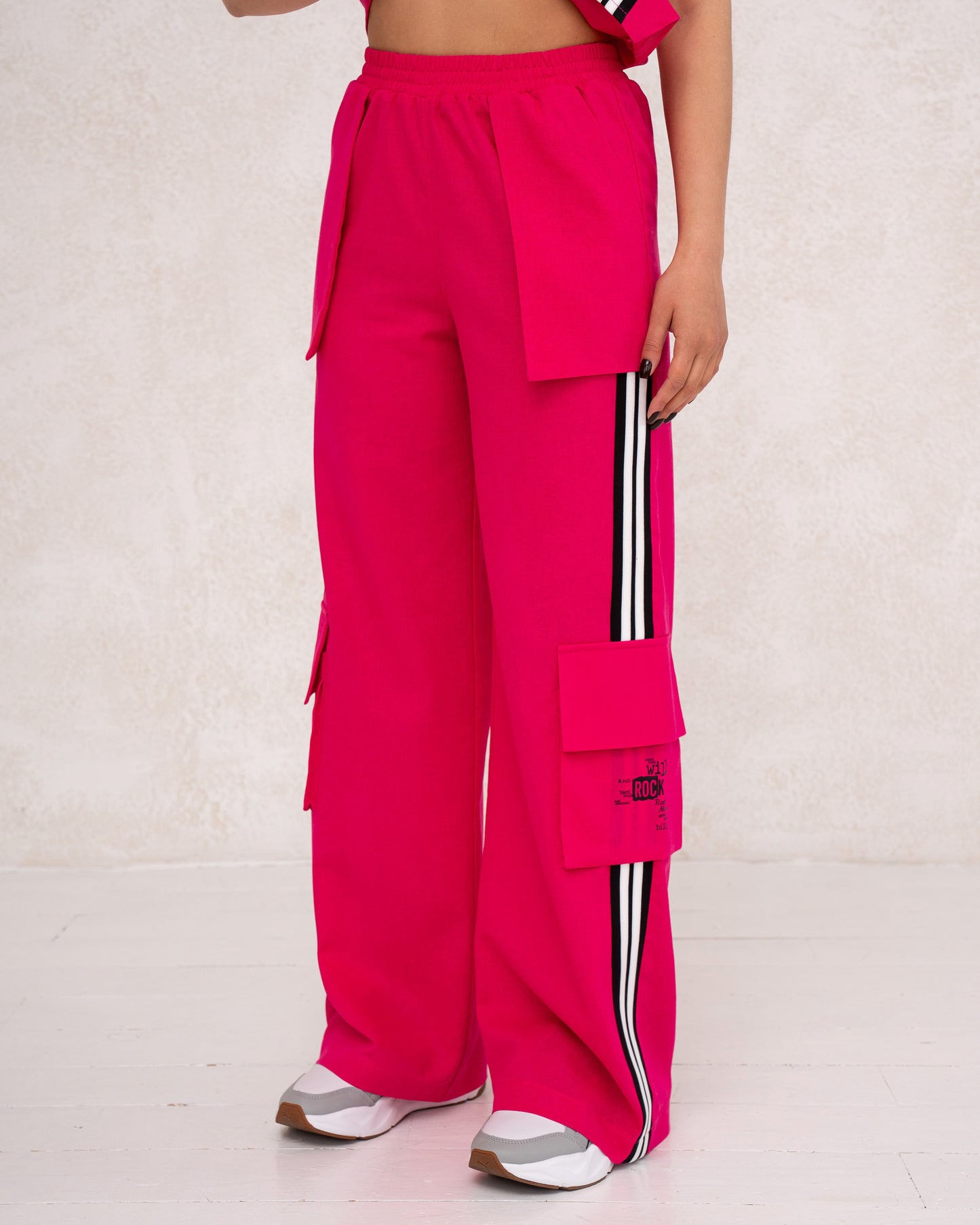 Moderner Damen-Zweiteiler mit weiter Hose und ärmellosem Top