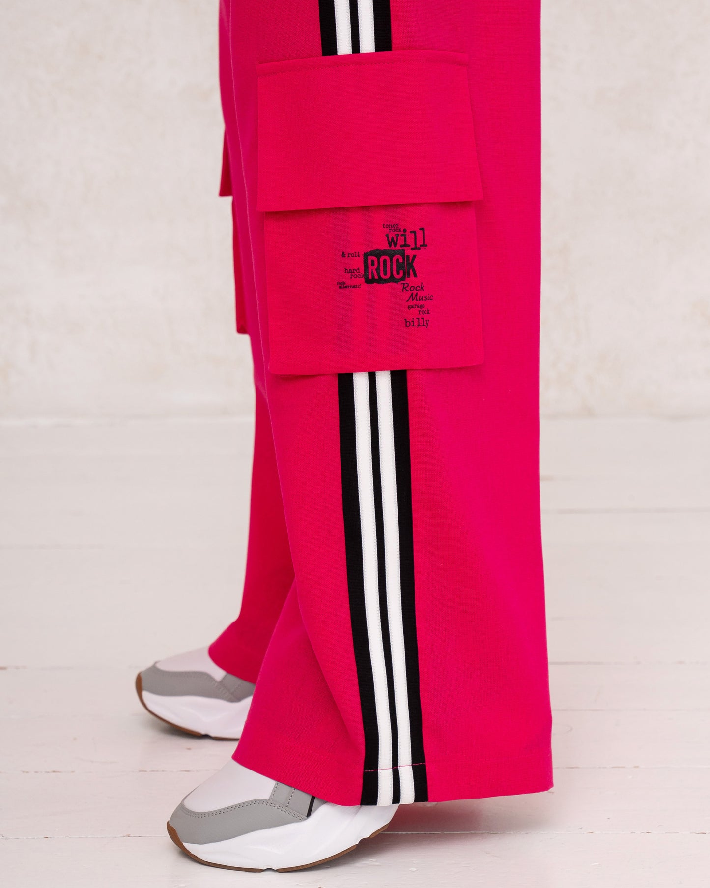 Moderner Damen-Zweiteiler mit weiter Hose und ärmellosem Top
