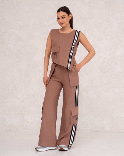 Moderner Damen-Zweiteiler mit weiter Hose und ärmellosem Top
