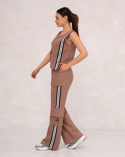 Moderner Damen-Zweiteiler mit weiter Hose und ärmellosem Top