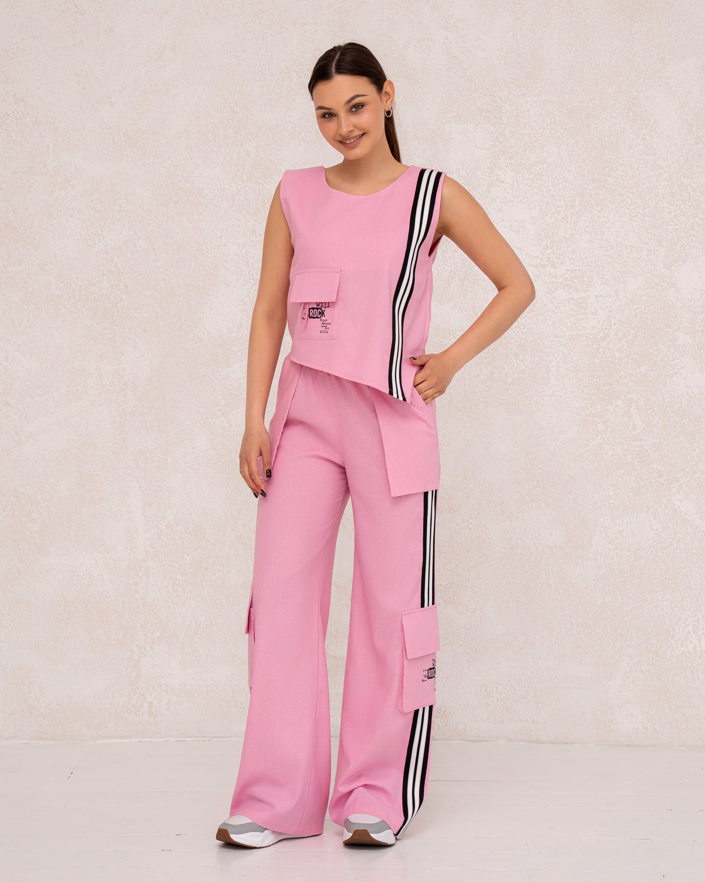 Moderner Damen-Zweiteiler mit weiter Hose und ärmellosem Top