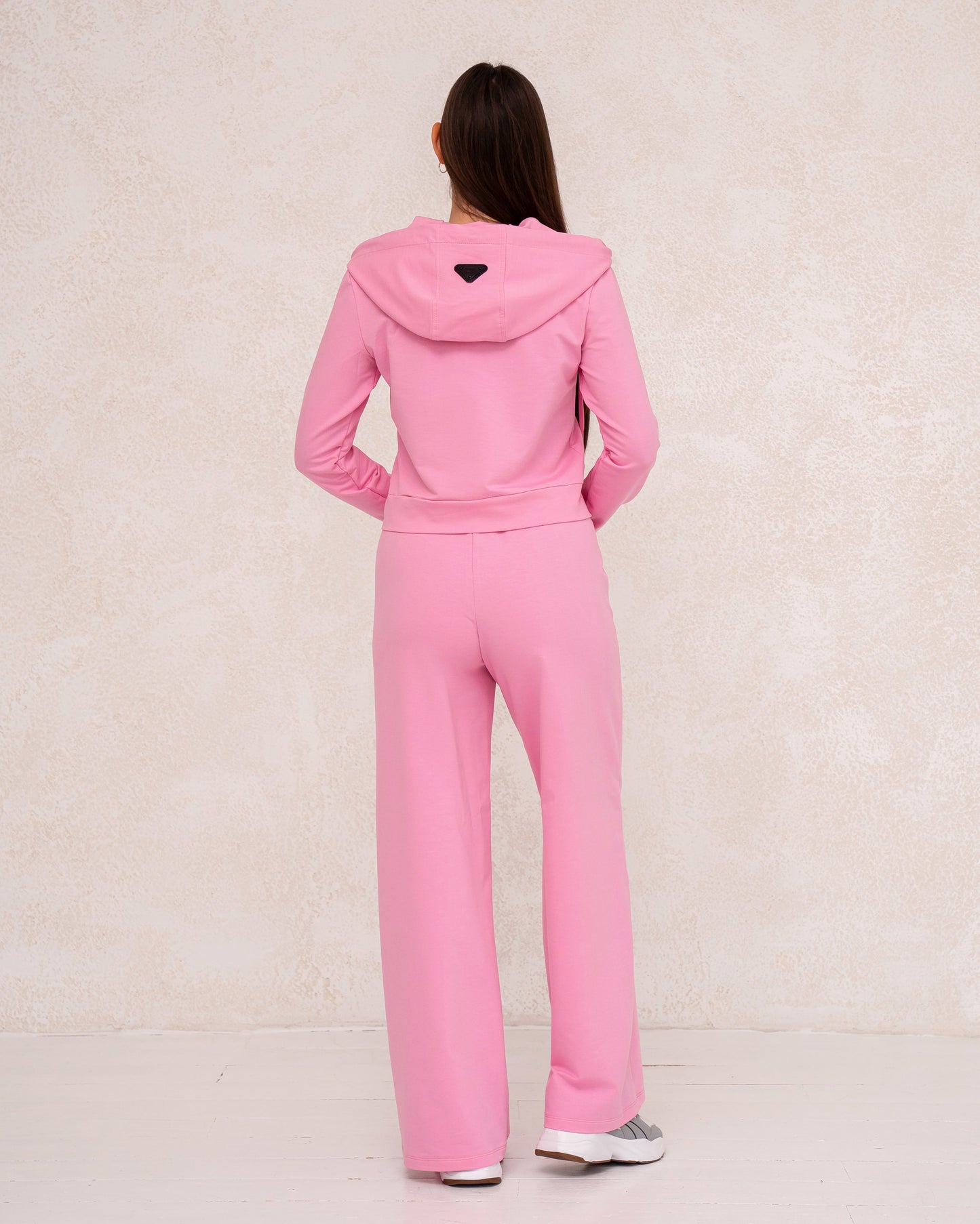 Moderner Damen-Zweiteiler mit weiter Hose und Kapuzenjacke