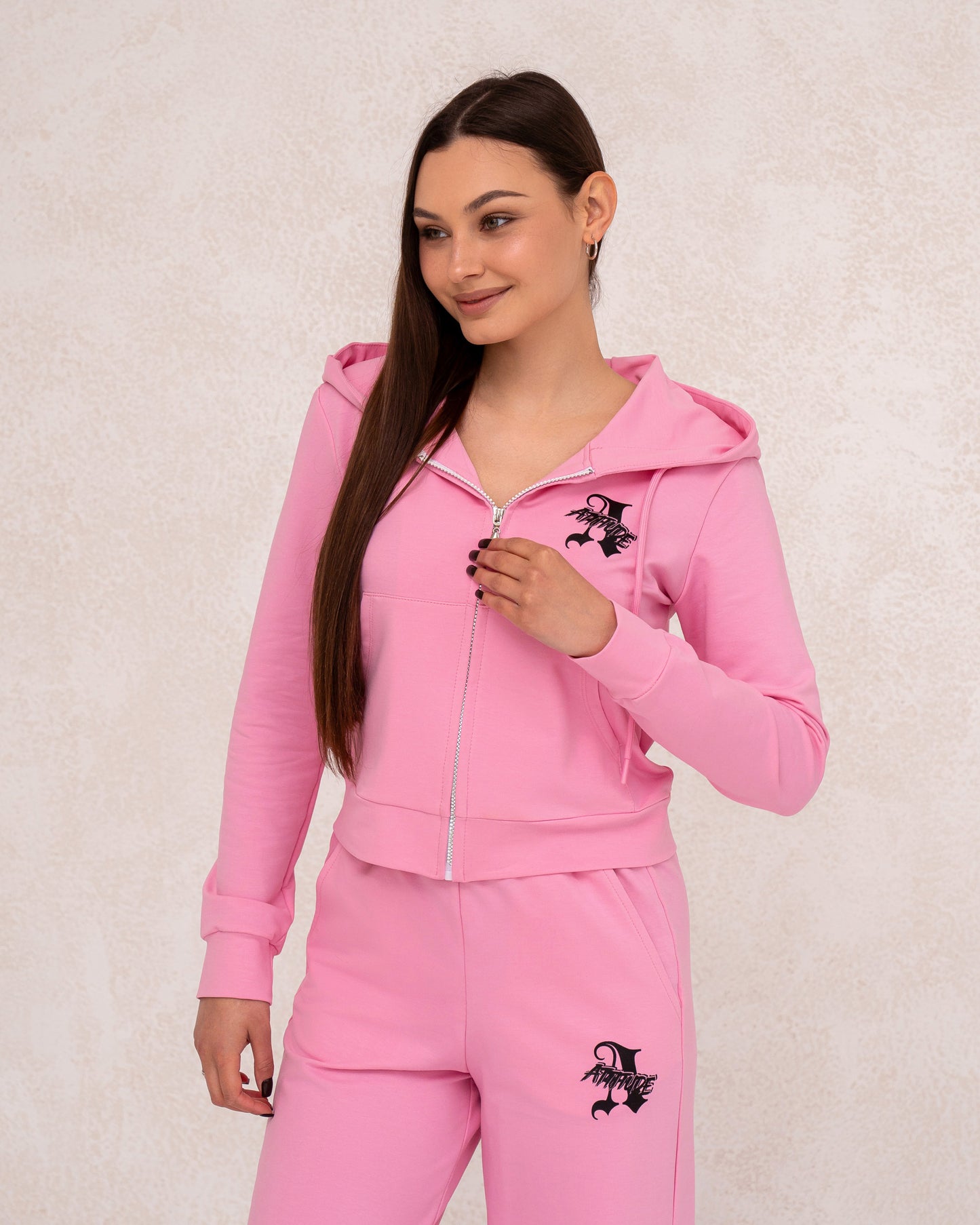 Moderner Damen-Zweiteiler mit weiter Hose und Kapuzenjacke