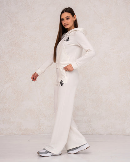 Moderner Damen-Zweiteiler mit weiter Hose und Kapuzenjacke