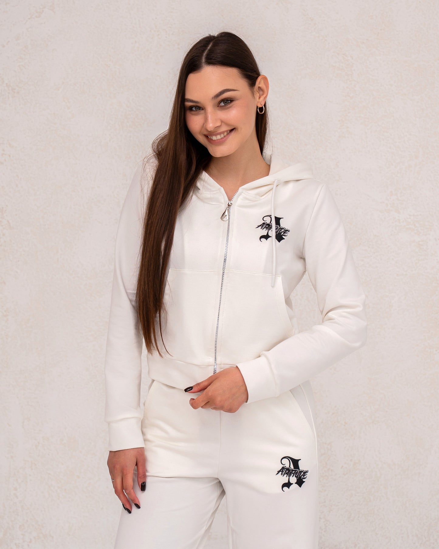 Moderner Damen-Zweiteiler mit weiter Hose und Kapuzenjacke