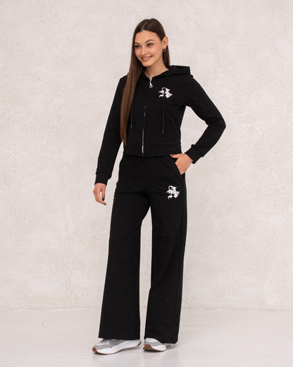Moderner Damen-Zweiteiler mit weiter Hose und Kapuzenjacke