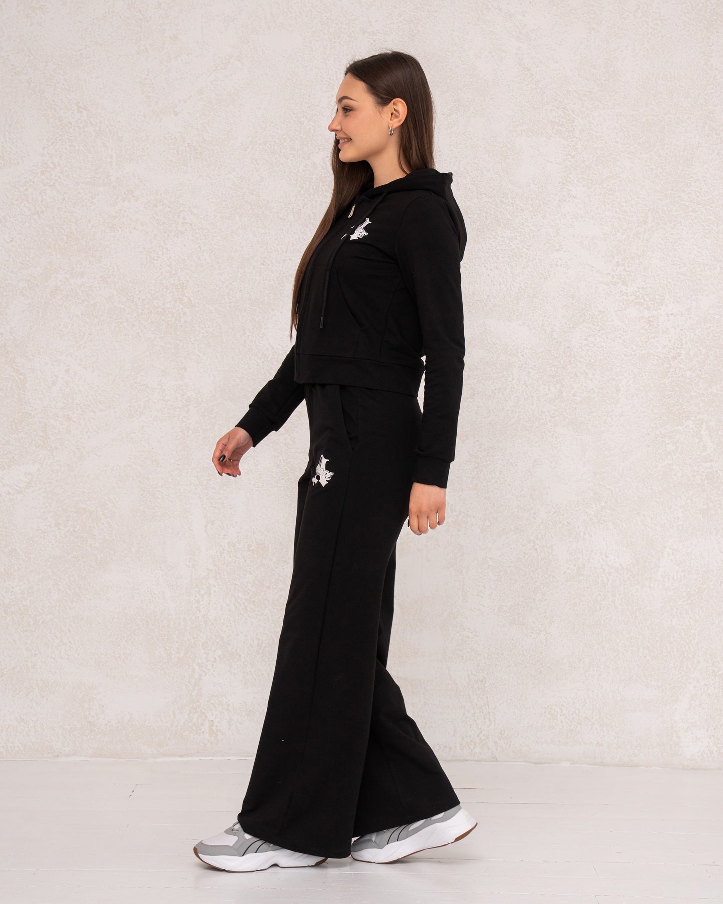 Moderner Damen-Zweiteiler mit weiter Hose und Kapuzenjacke