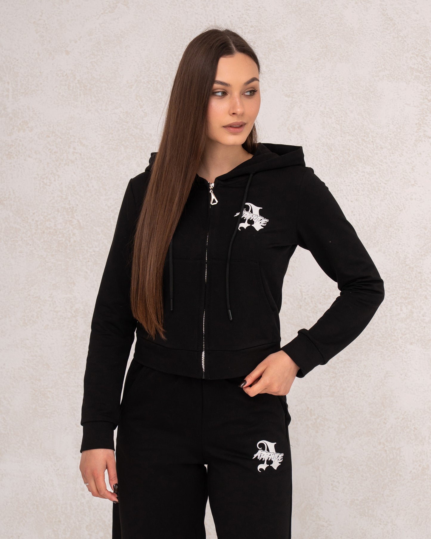Moderner Damen-Zweiteiler mit weiter Hose und Kapuzenjacke