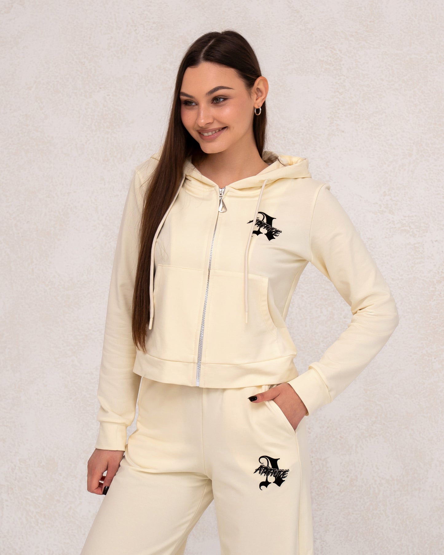 Moderner Damen-Zweiteiler mit weiter Hose und Kapuzenjacke