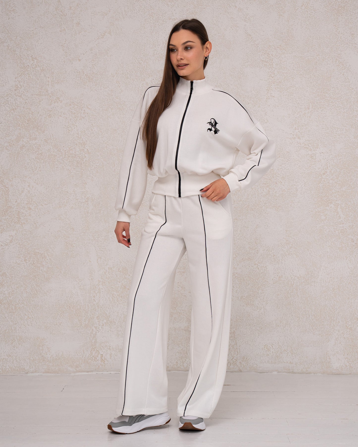 Damen-Zweiteiler mit Reißverschlussjacke und weiter Hose
