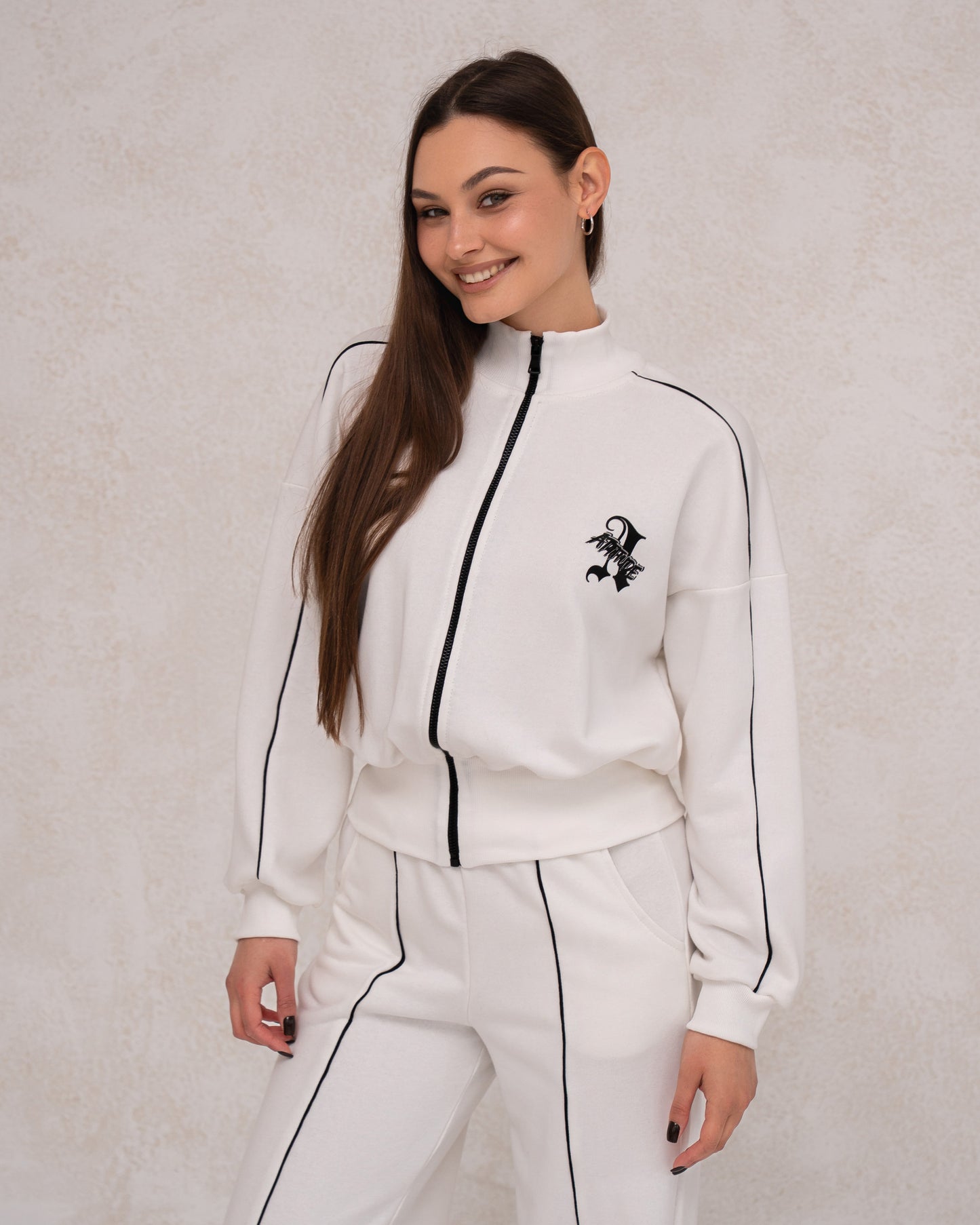 Damen-Zweiteiler mit Reißverschlussjacke und weiter Hose