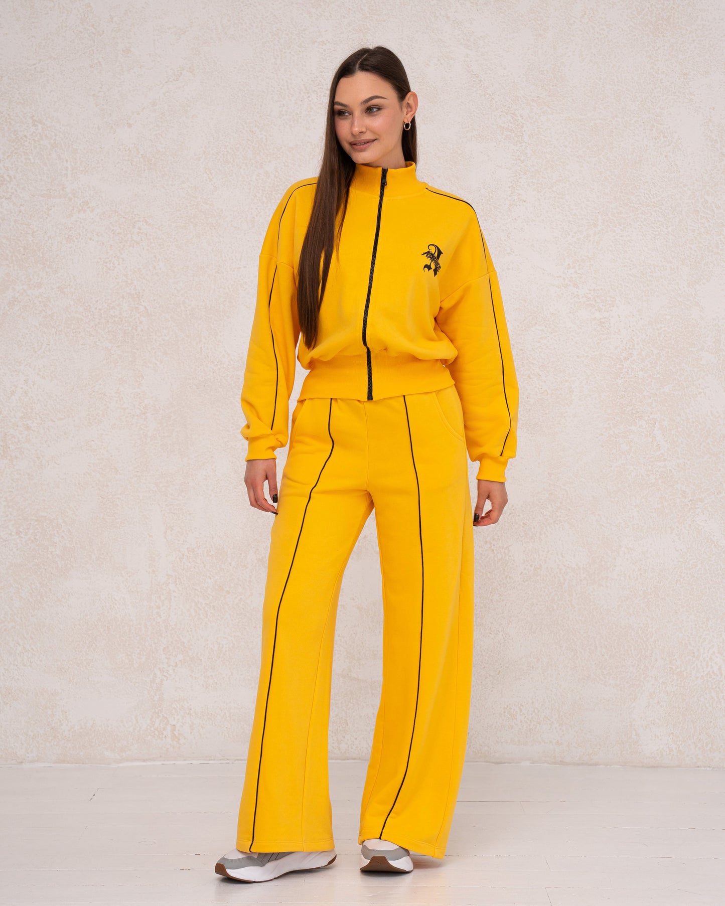 Damen-Zweiteiler mit Reißverschlussjacke und weiter Hose