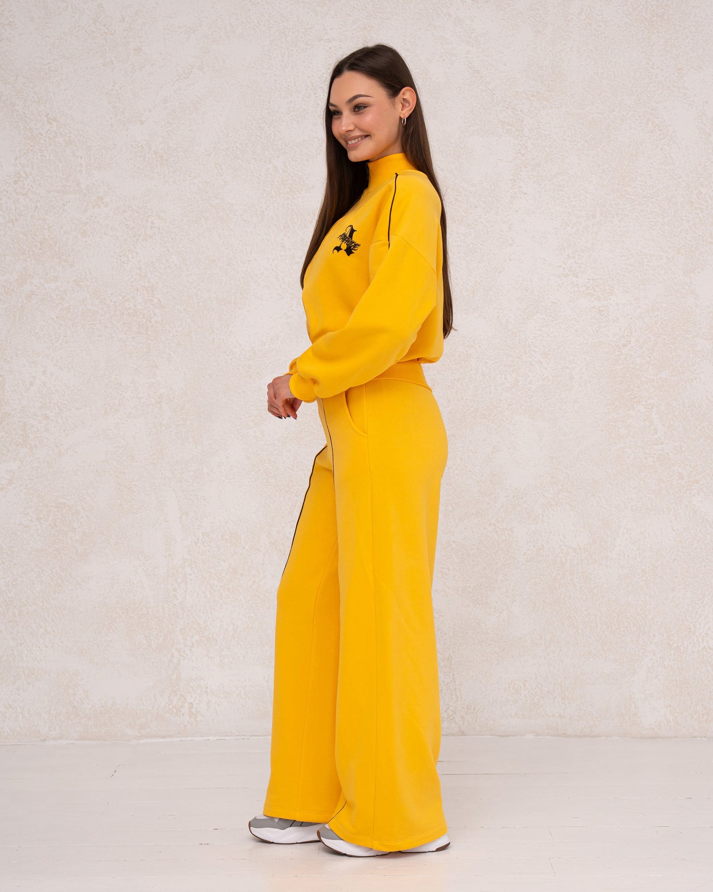 Damen-Zweiteiler mit Reißverschlussjacke und weiter Hose