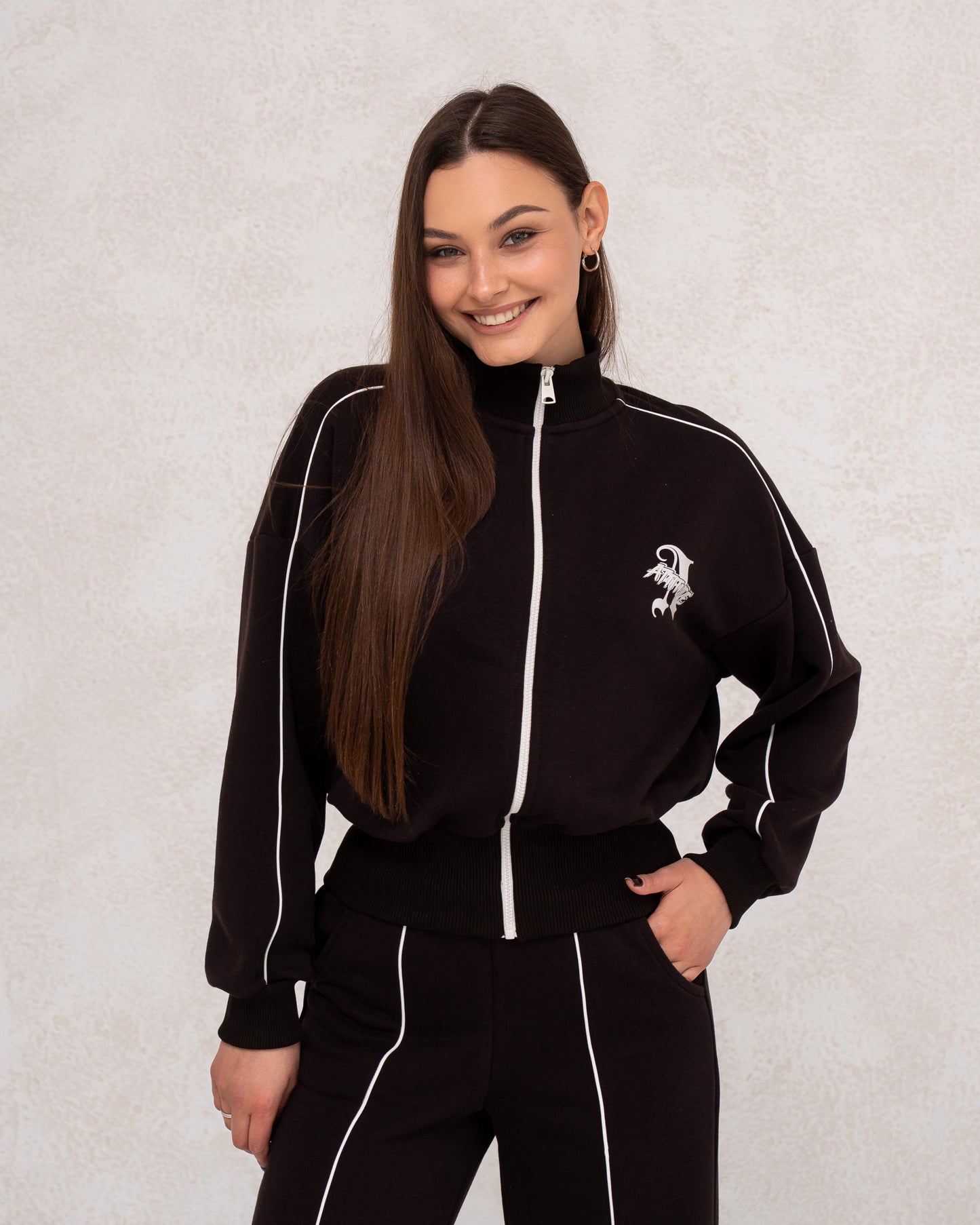Damen-Zweiteiler mit Reißverschlussjacke und weiter Hose
