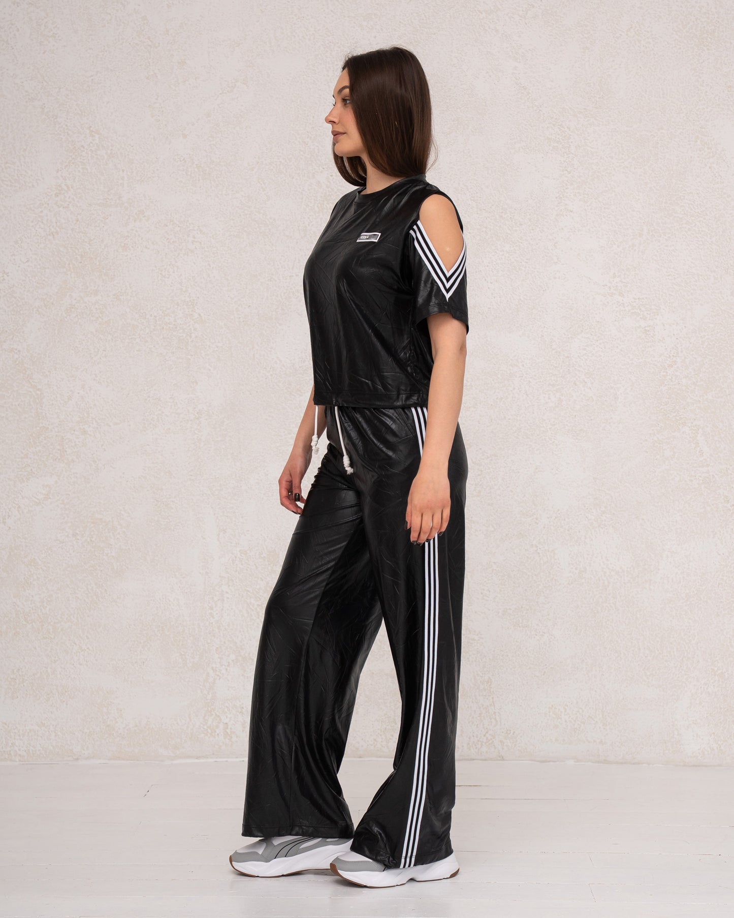 Moderner Damen-Zweiteiler mit weiter Hose und Cut-out-Top