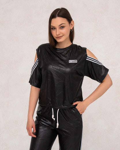 Moderner Damen-Zweiteiler mit weiter Hose und Cut-out-Top
