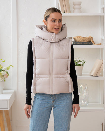 Damenweste mit hohem Kragen, bequemer Passform und funktionalen Taschen.