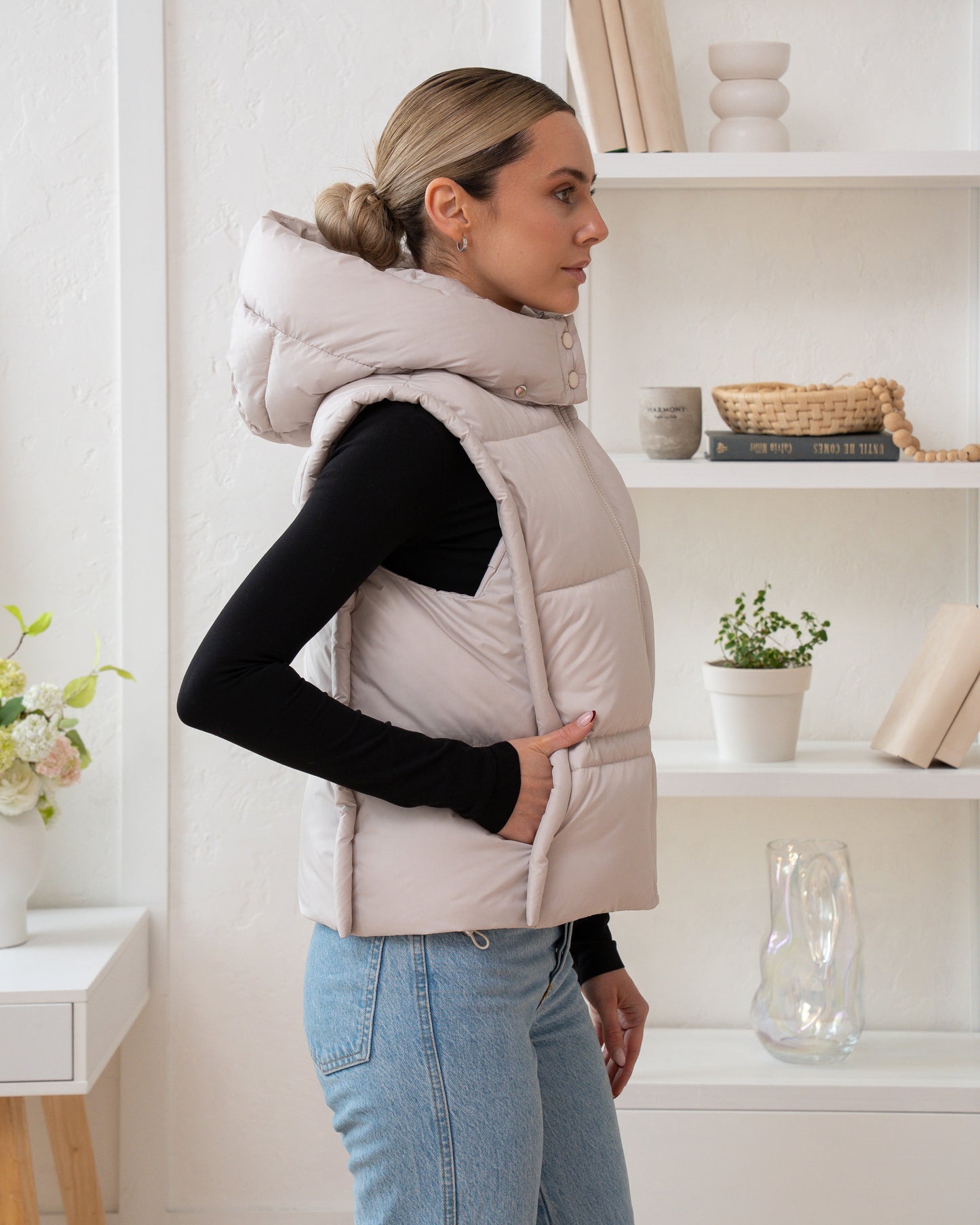 Damenweste mit hohem Kragen, bequemer Passform und funktionalen Taschen.
