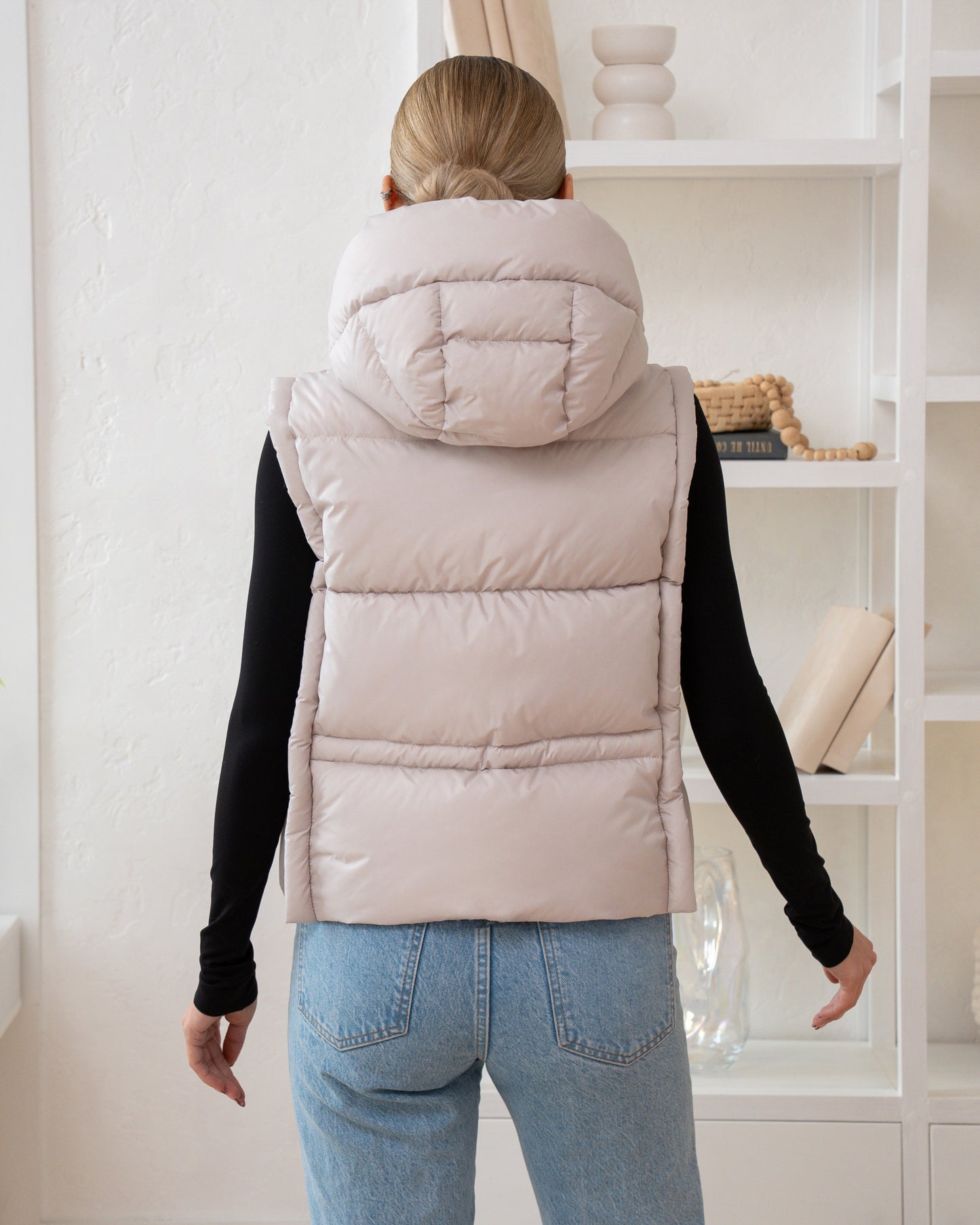 Damenweste mit hohem Kragen, bequemer Passform und funktionalen Taschen.