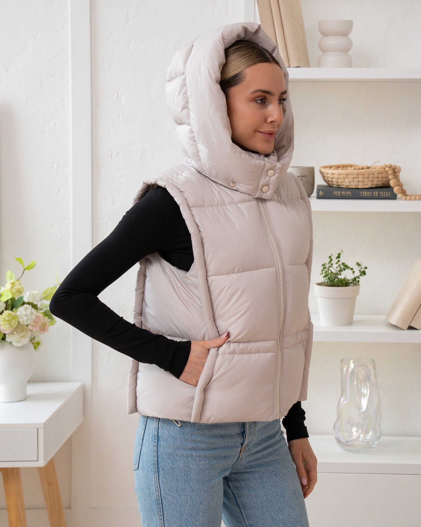 Damenweste mit hohem Kragen, bequemer Passform und funktionalen Taschen.