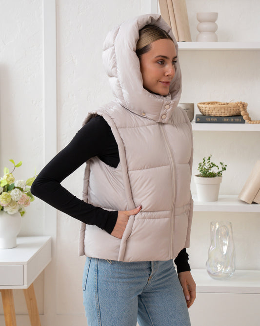 Damenweste mit hohem Kragen, bequemer Passform und funktionalen Taschen.